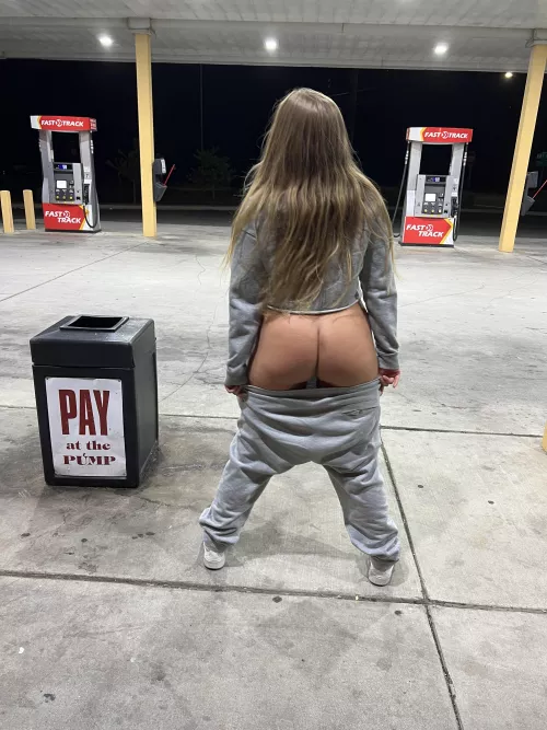 Casually pulling my pants down at the gas station…🤷‍♀️😊🍑….Pay to Pump😜🤣