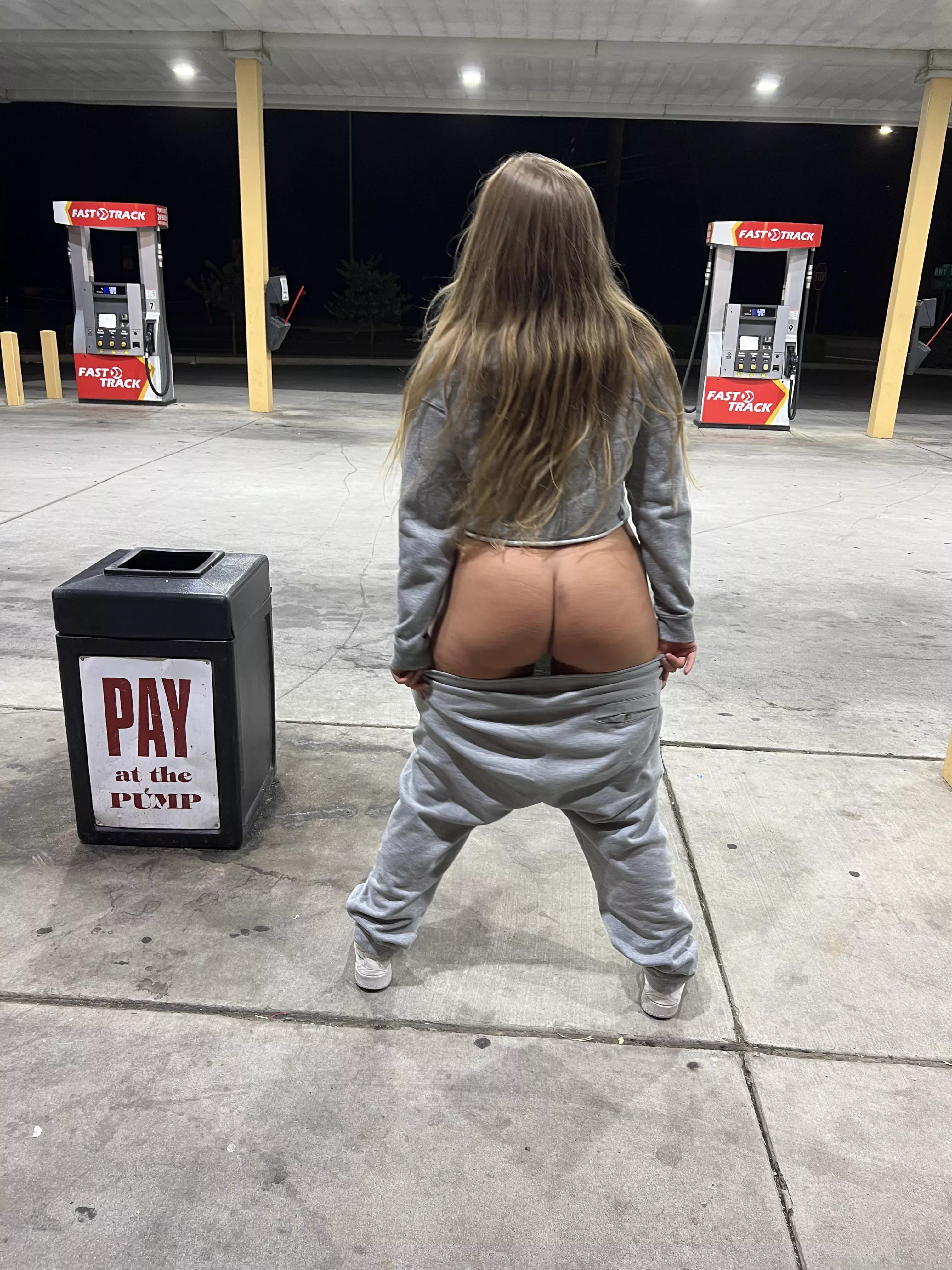 Casually pulling my pants down at the gas station…🤷‍♀️😊🍑….Pay to Pump😜🤣