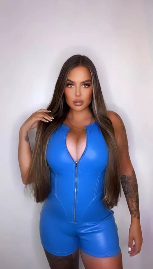 Do you help me to put some oil in this latex suit 😘