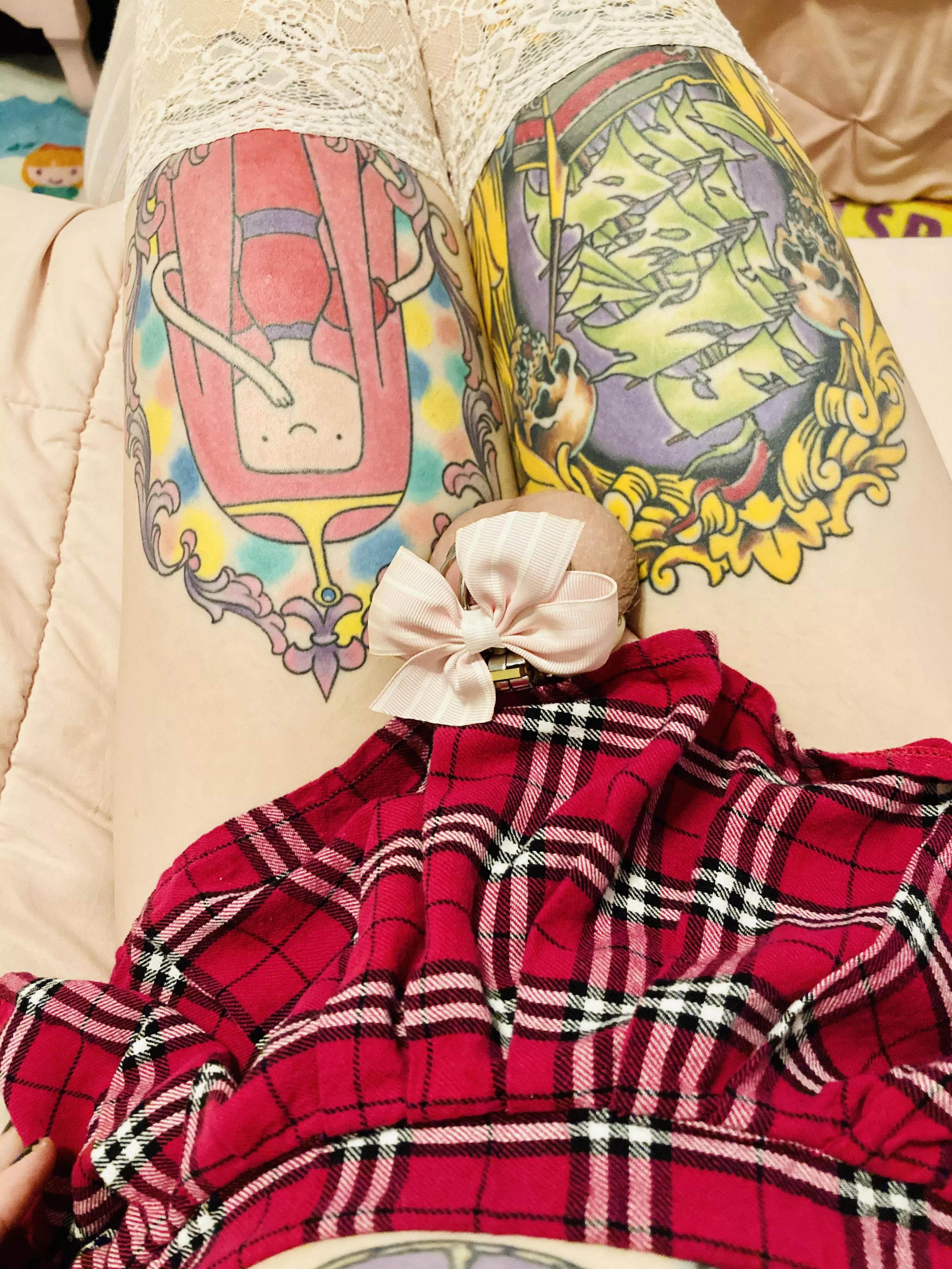 I think this bow is too big for my tiny cage, you can barely see my clitty 😖