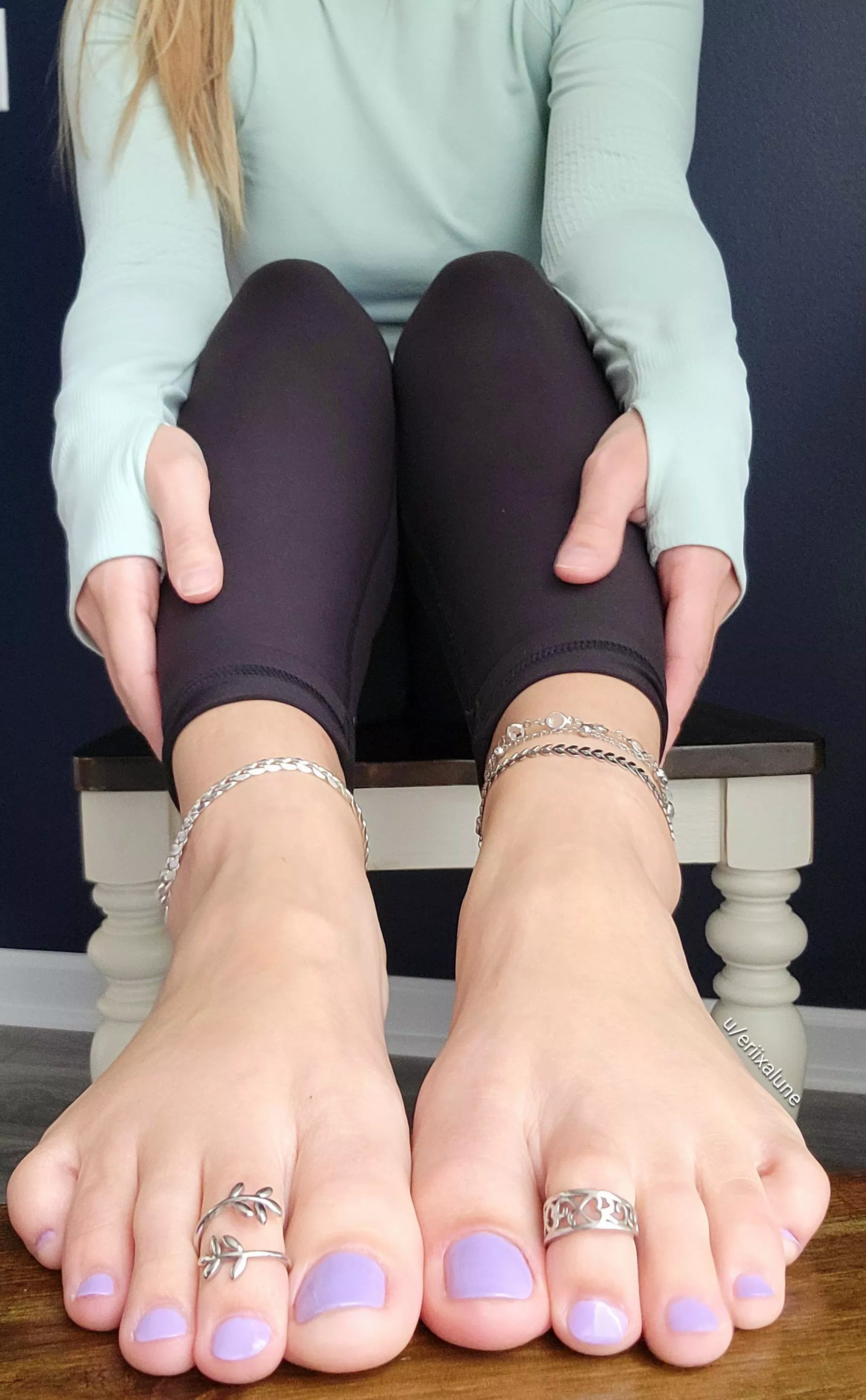 I wanna tease you during brunch with my cute toesies and make you suffer in public😋😋