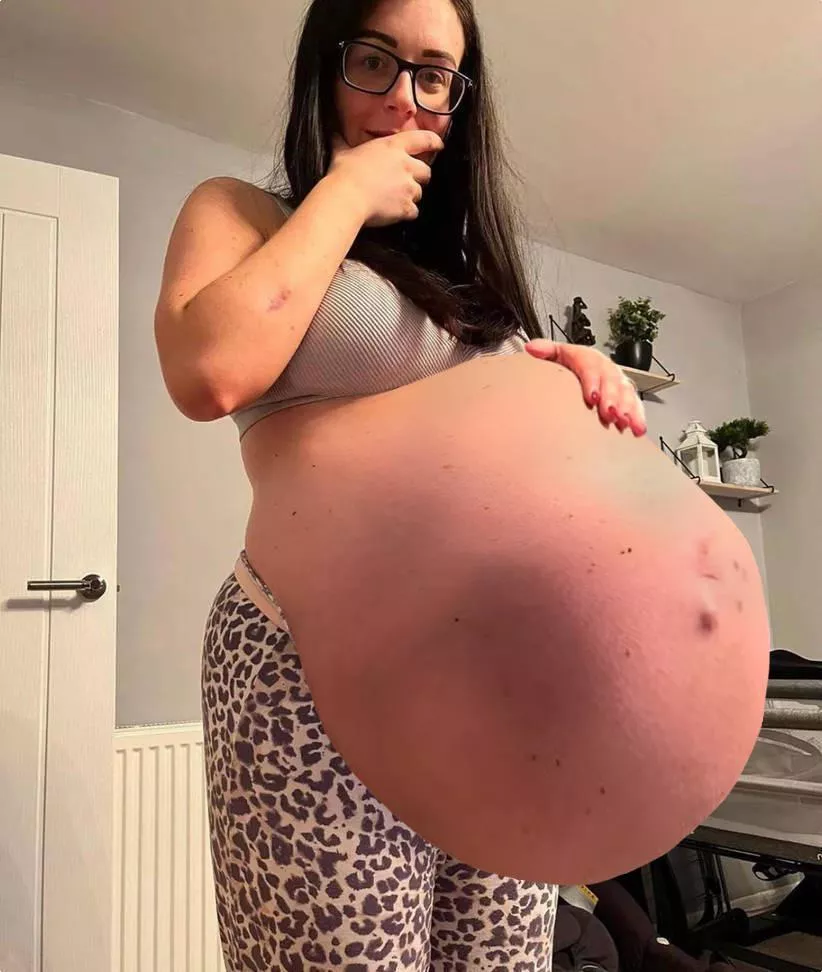 {Image} hey I was wondering if any f preds would be willing to eat me I’m a m prey lmk in the comments and we can work something out! I love a sadistic pred