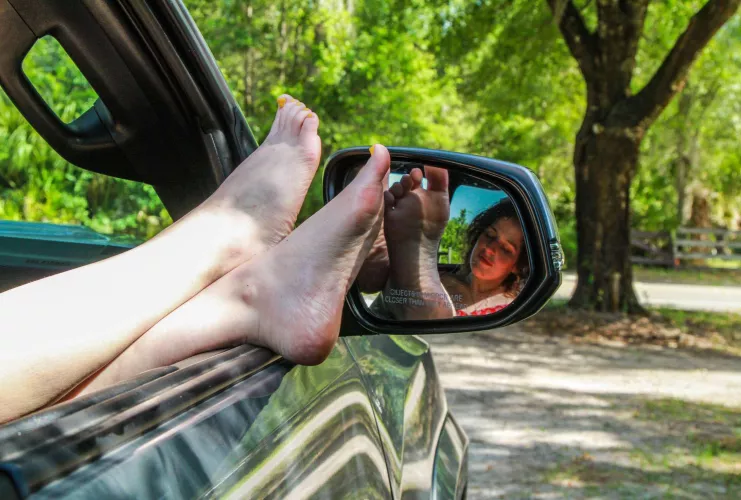 Let's go for a drive in the countryside.