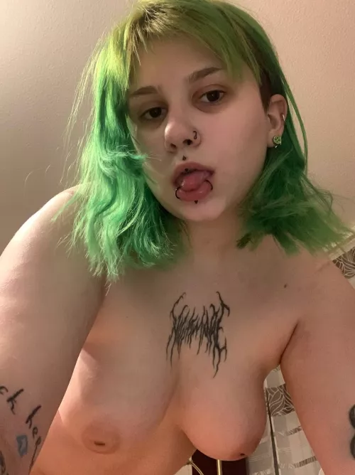 are you lo0king for 18yo thick girl