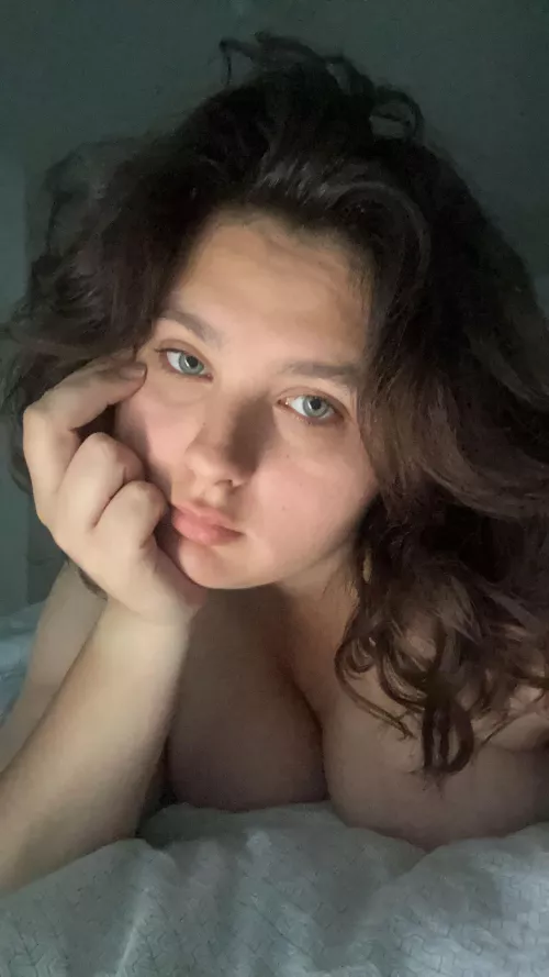 Eastern european brunette here!💗