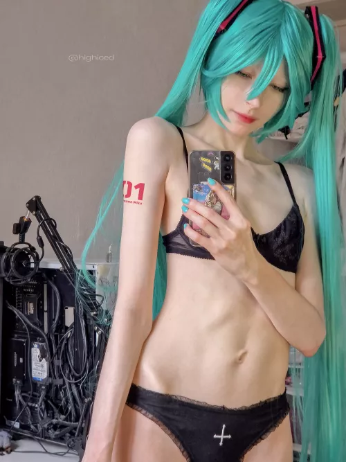 Hatsune Miku cosplay by Highiced