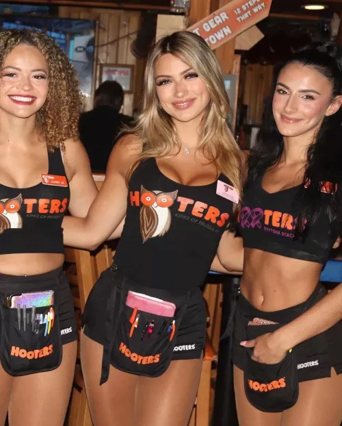 Hooters Girls
