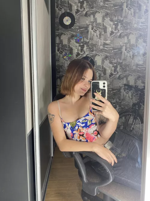 Just a 5'3 redheaded cutie, do you like me? 👀