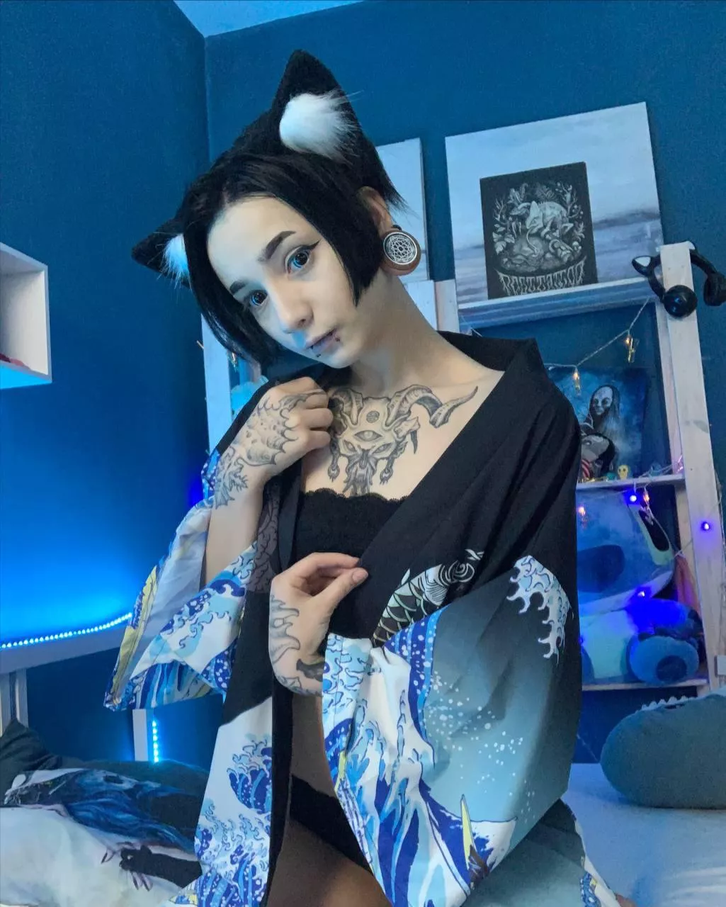 kimono kitty at your service! nyaa! pet me 🥺🐱