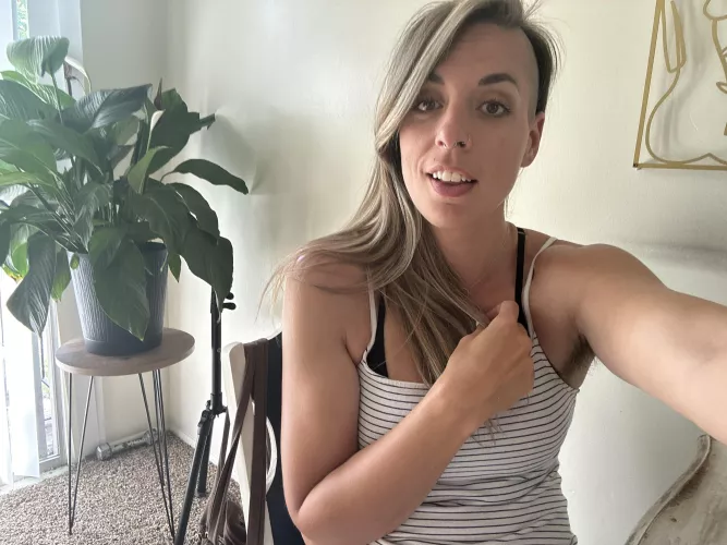 So many beautiful ladies in here! (F)