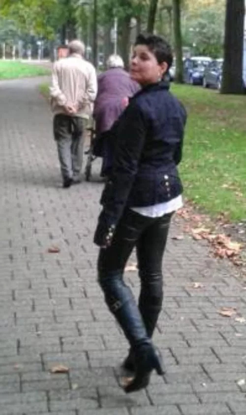 Still one of my fav shots of me looking fine in my leather pants [F38]