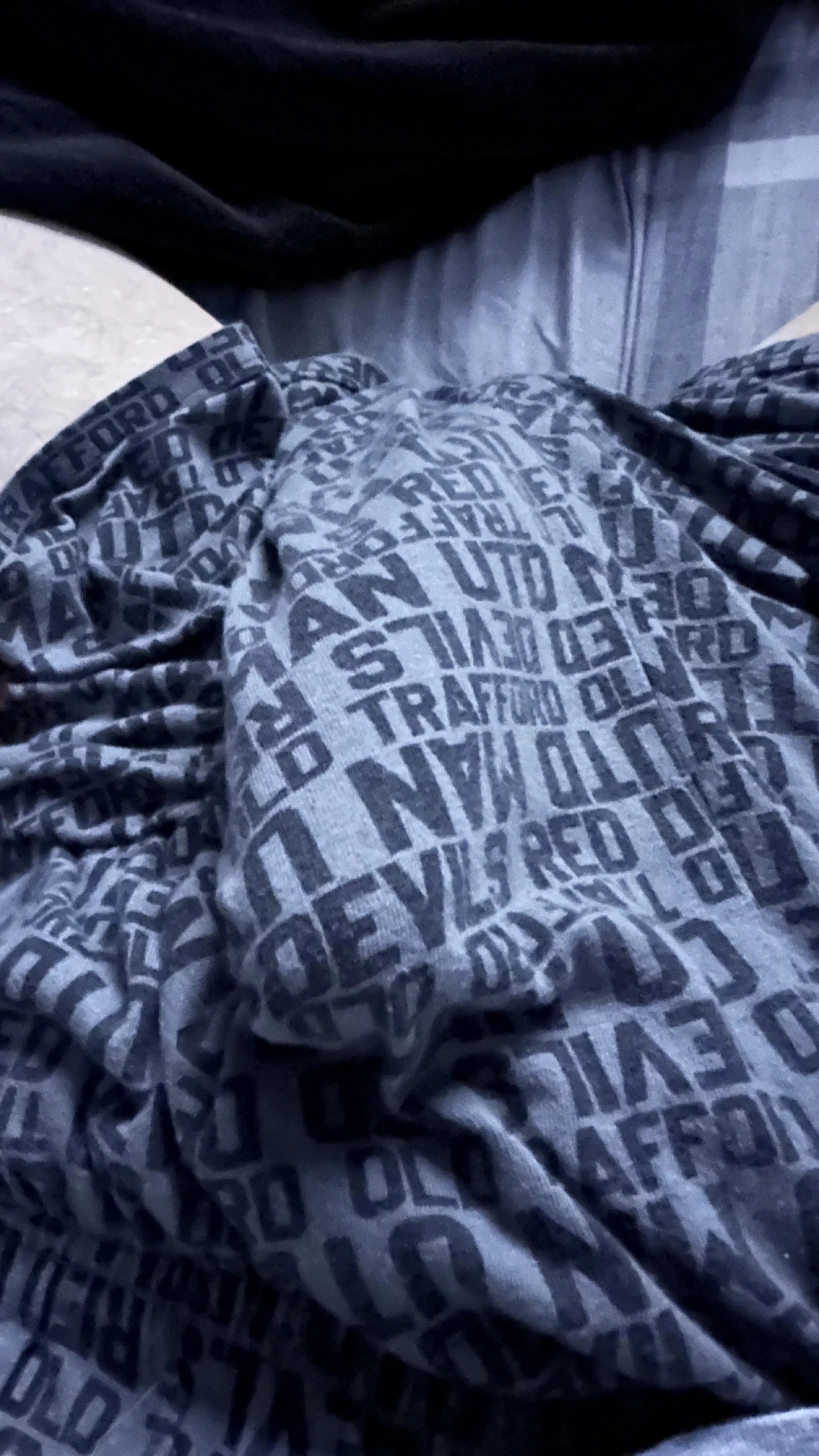 18 year old virgin would you wanna see what it looks out when out ?;)