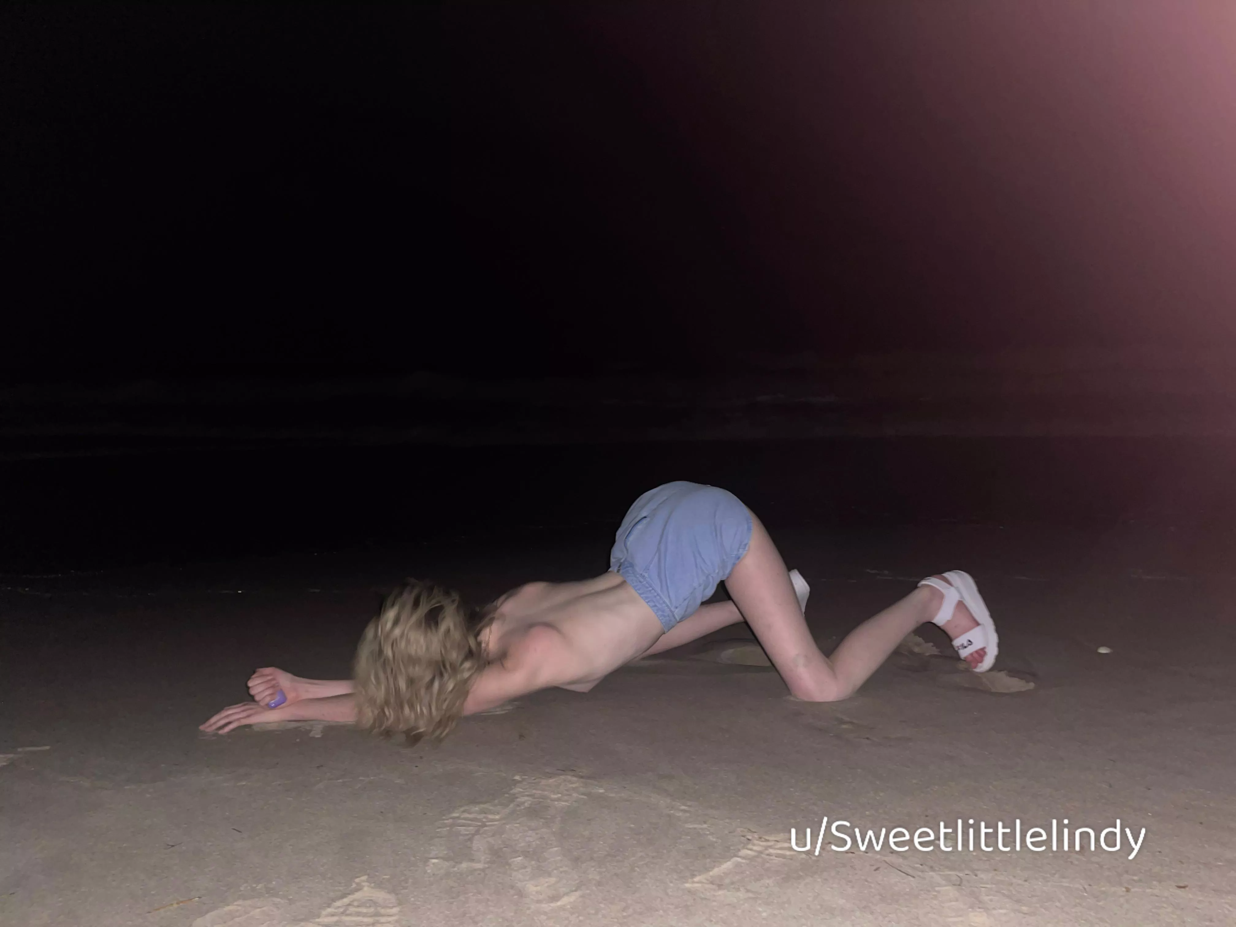 A little face down ass up at the beach 🤭