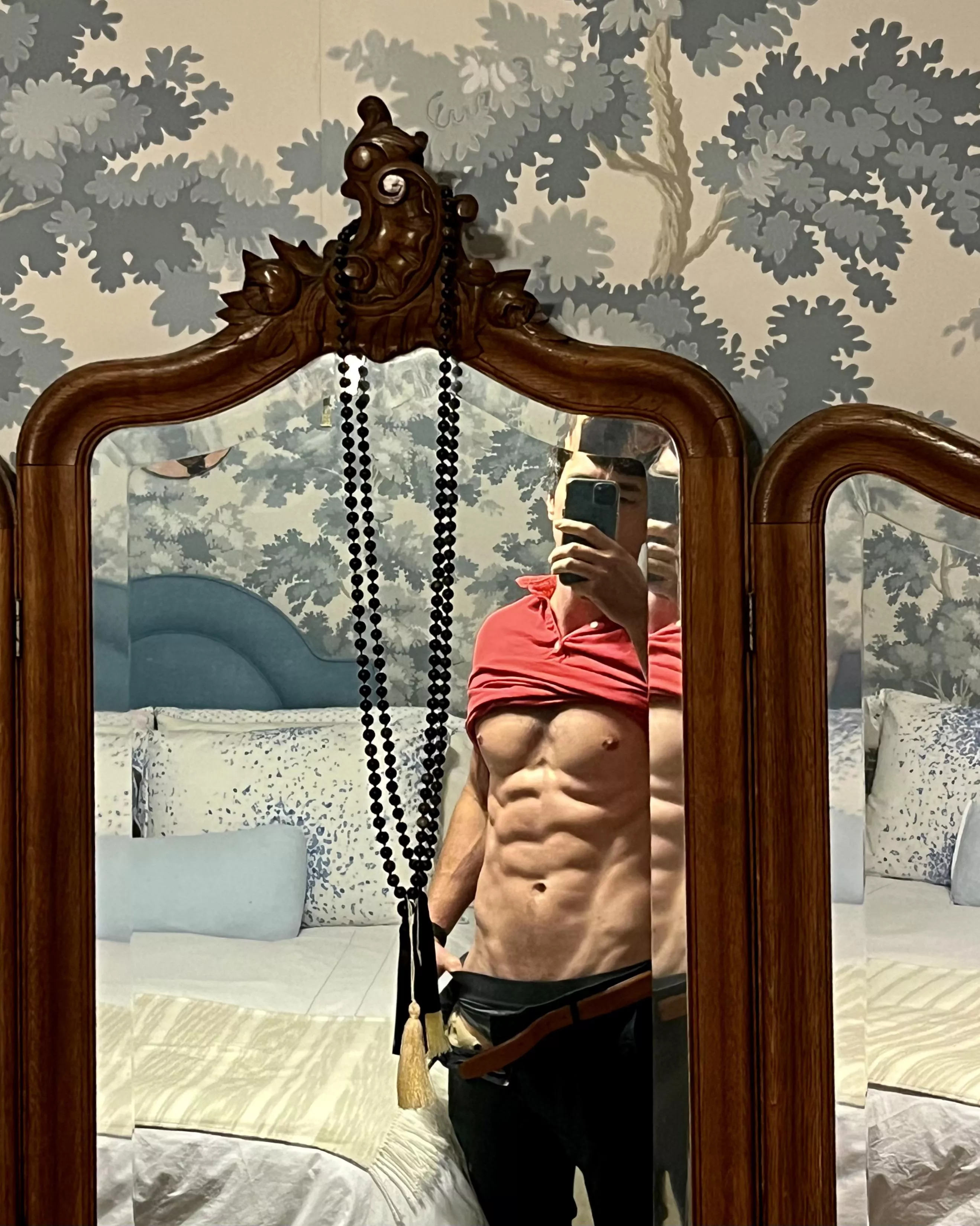 Getting ready for work this morning. Caught my reflection and thought it was worth sharing 😁