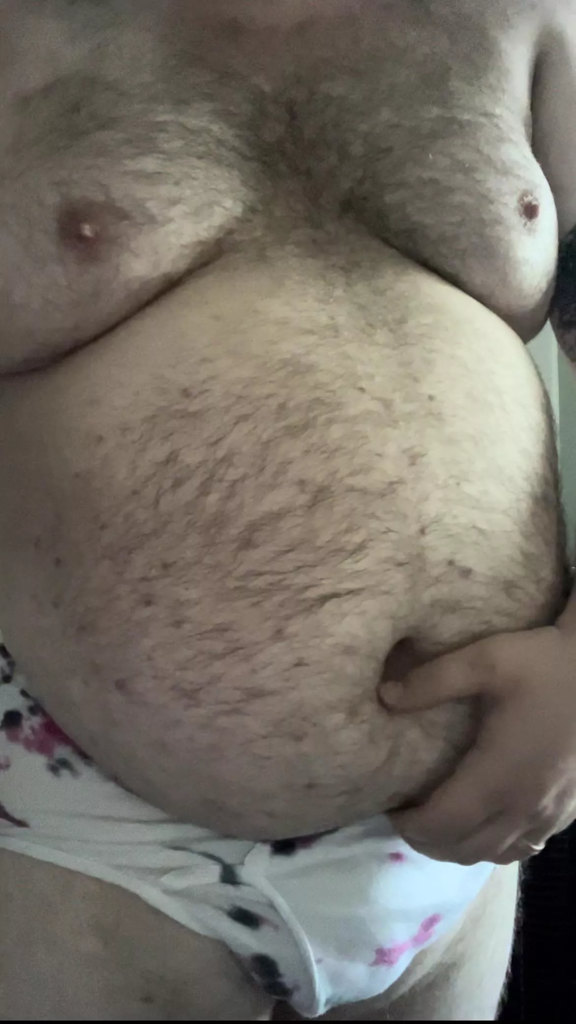 Seeking someone to put these nipples in their mouth and call me a good boy 👀