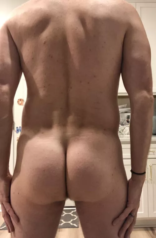 [32] A confession 🤫: Straight men want their ass worshipped too.