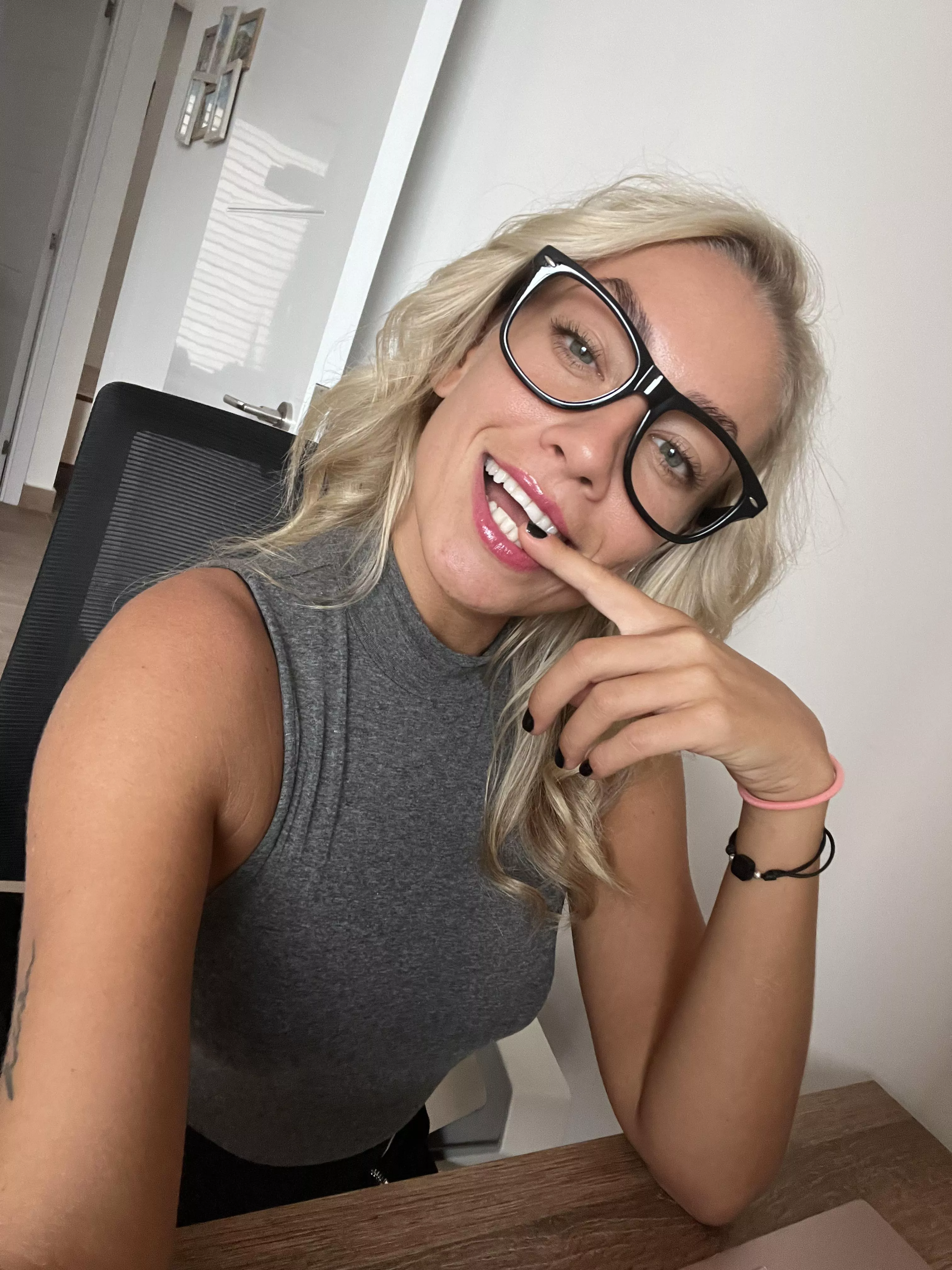 37F teacher, 2 kids, am i smash or pass