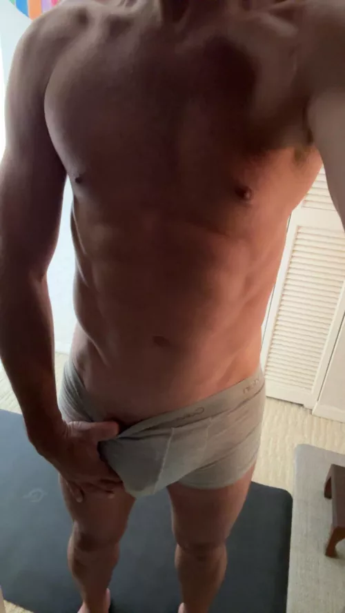 Abs-olutely ready for the weekend (m) 42