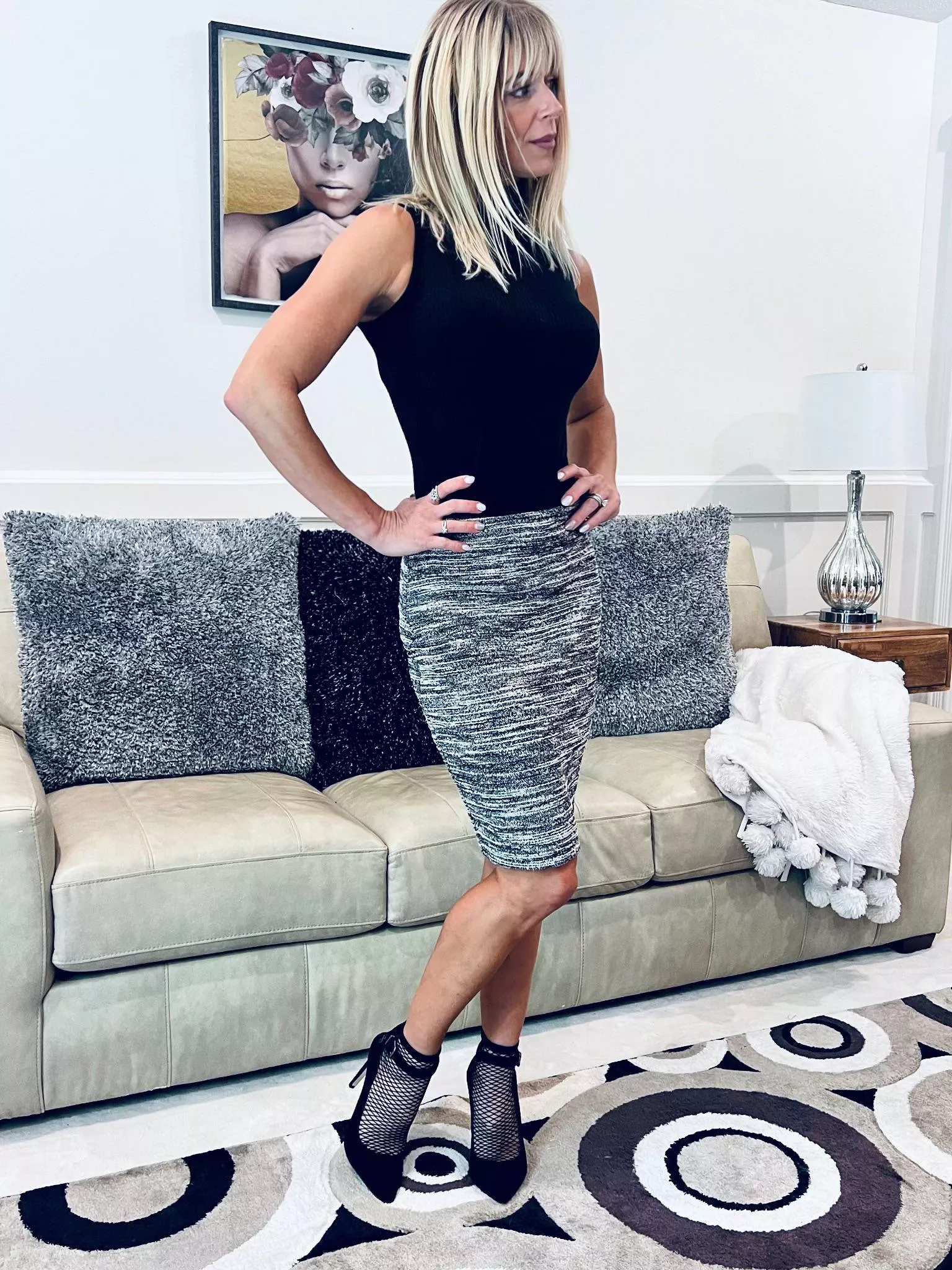 From office to hot date. I love my pencil skirts, do you?