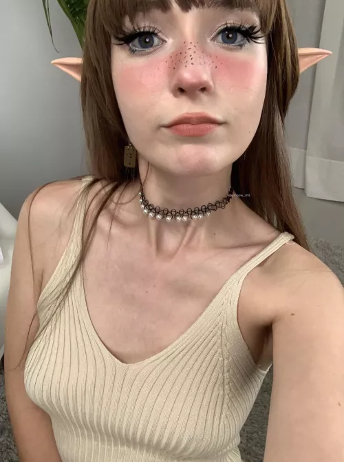 Hey, here's selfie of an elf girl, who doesn't wear bra under her dress^^