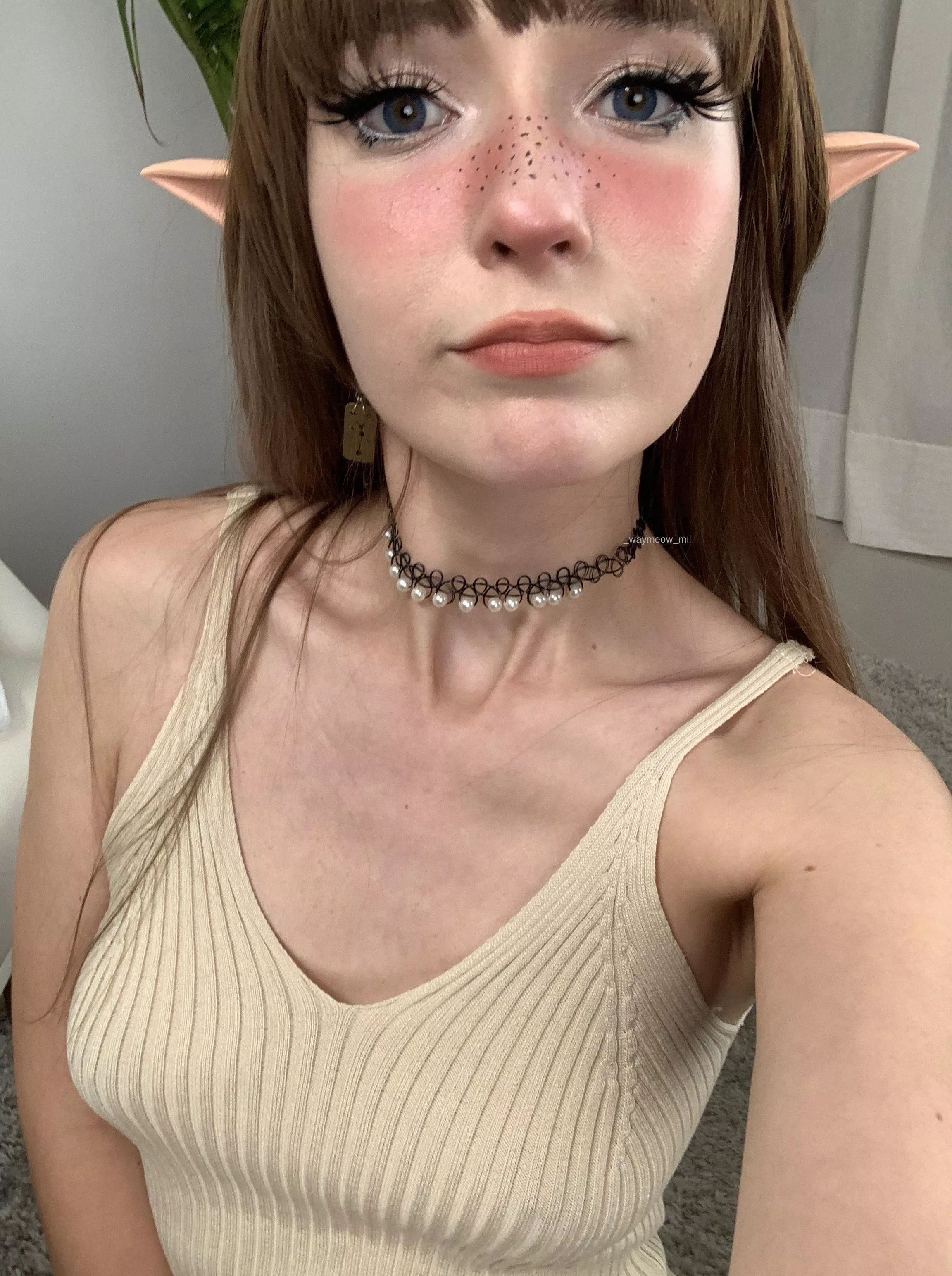 Hey, here's selfie of an elf girl, who doesn't wear bra under her dress^^