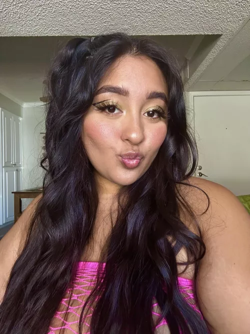 Skinny face for such a curvy girl 🙈