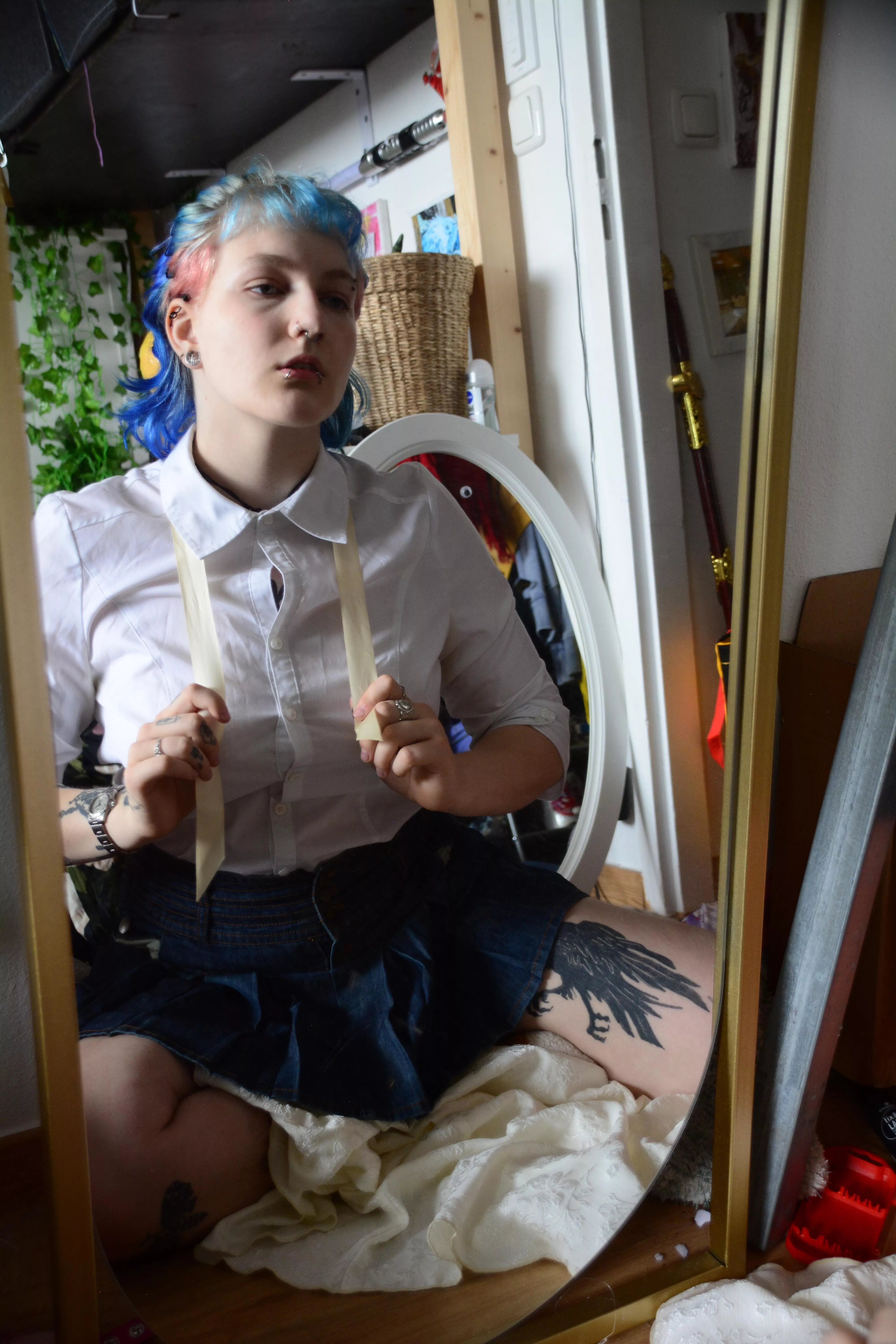 wanna know whats hiding under that skirt😏