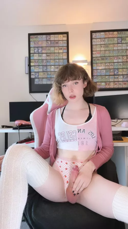 Would you suck a girls cock, while she played games?