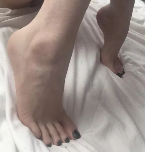 Yummy toes that need to be sucked 🖤