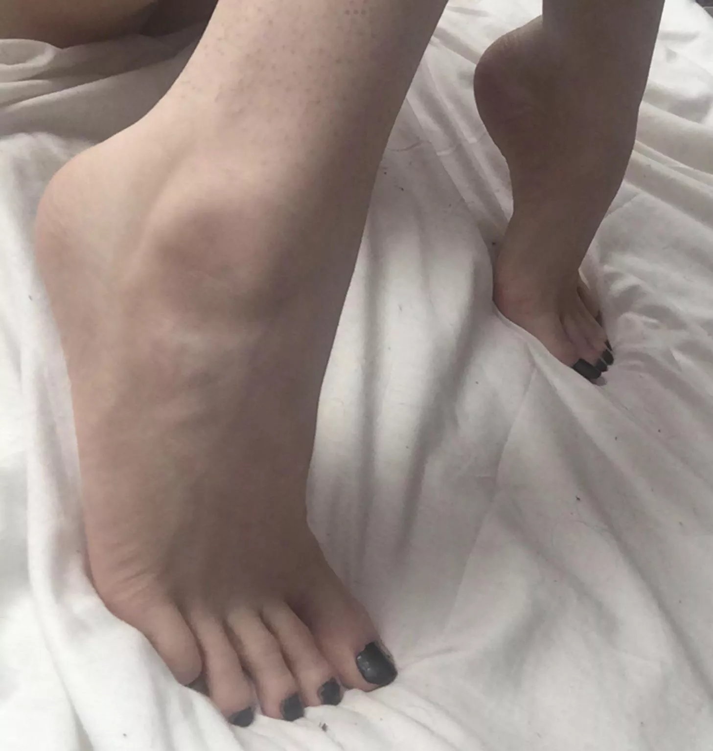 Yummy toes that need to be sucked 🖤