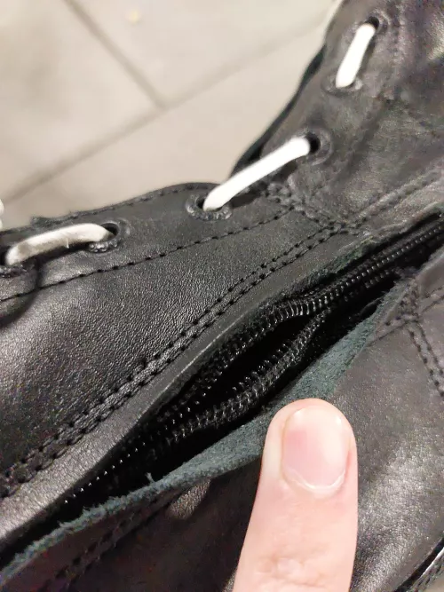 Anybody have this issue on their boots? Is there a way to fix them?