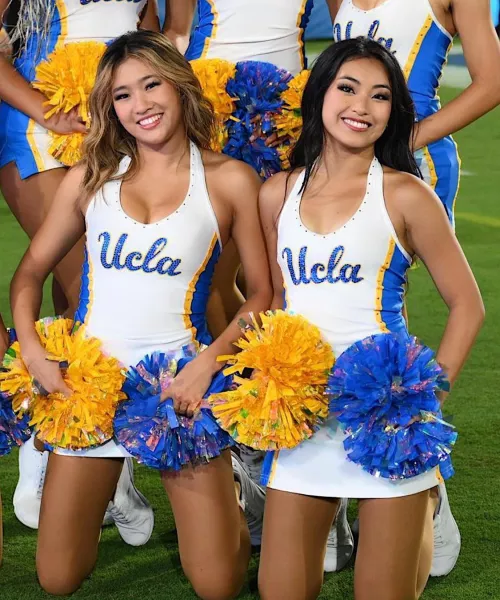 Cheerleaders 📣 Left or right?