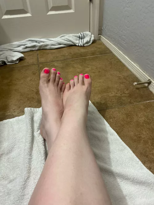 First time painting my toes ❤️