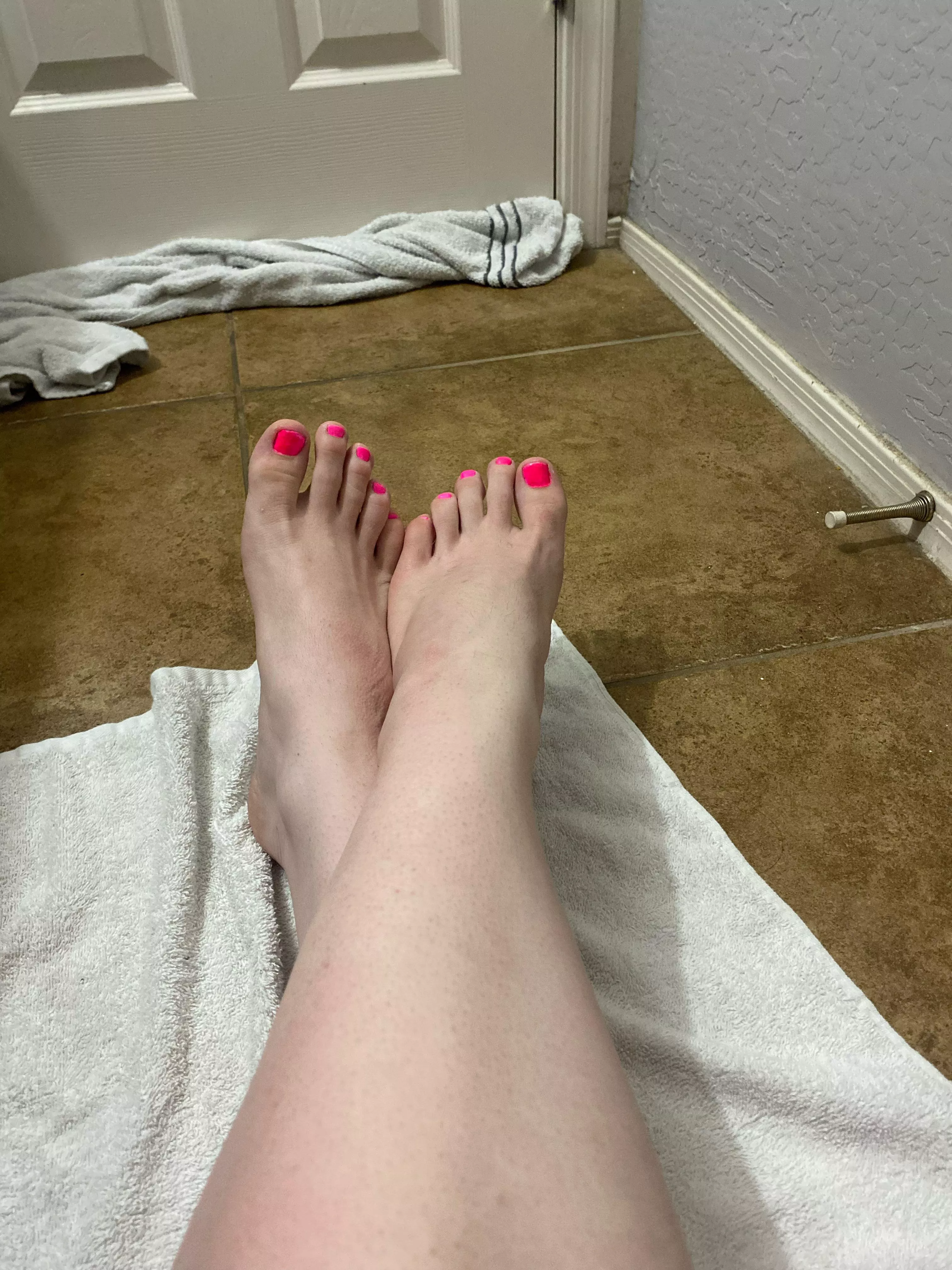 First time painting my toes ❤️
