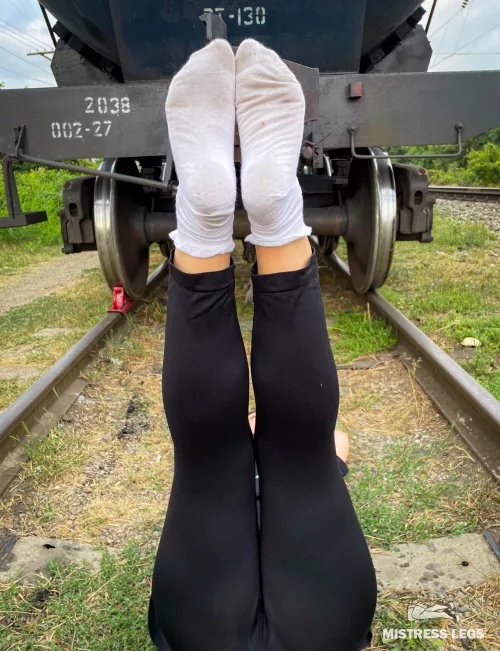 I think the aroma of my dirty white socks is leaks through your screen