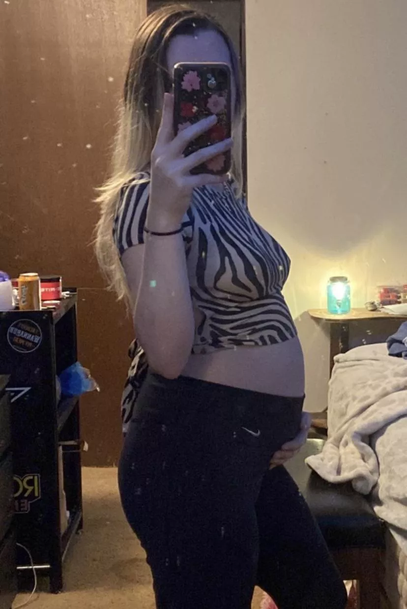 I’m so preggo!! Starting to feel new things! My baby stays kicking in my belly🥹🥹