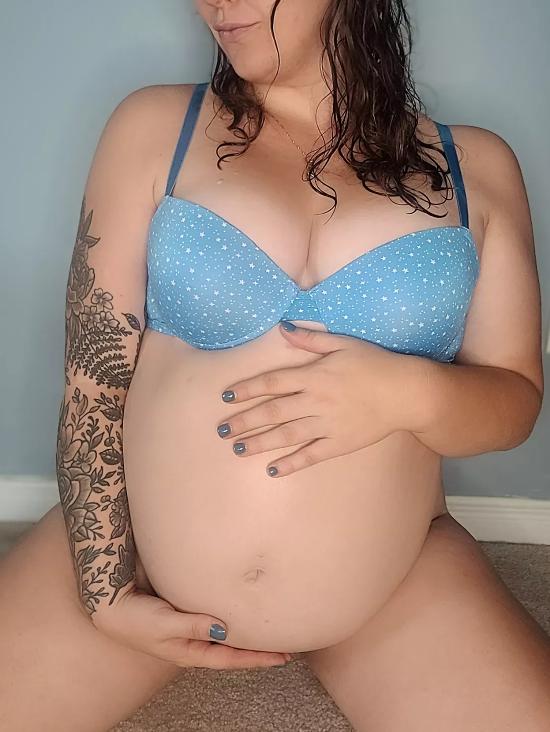 Just got out of the shower, can you rub oil on my belly for me? 🍒🤰