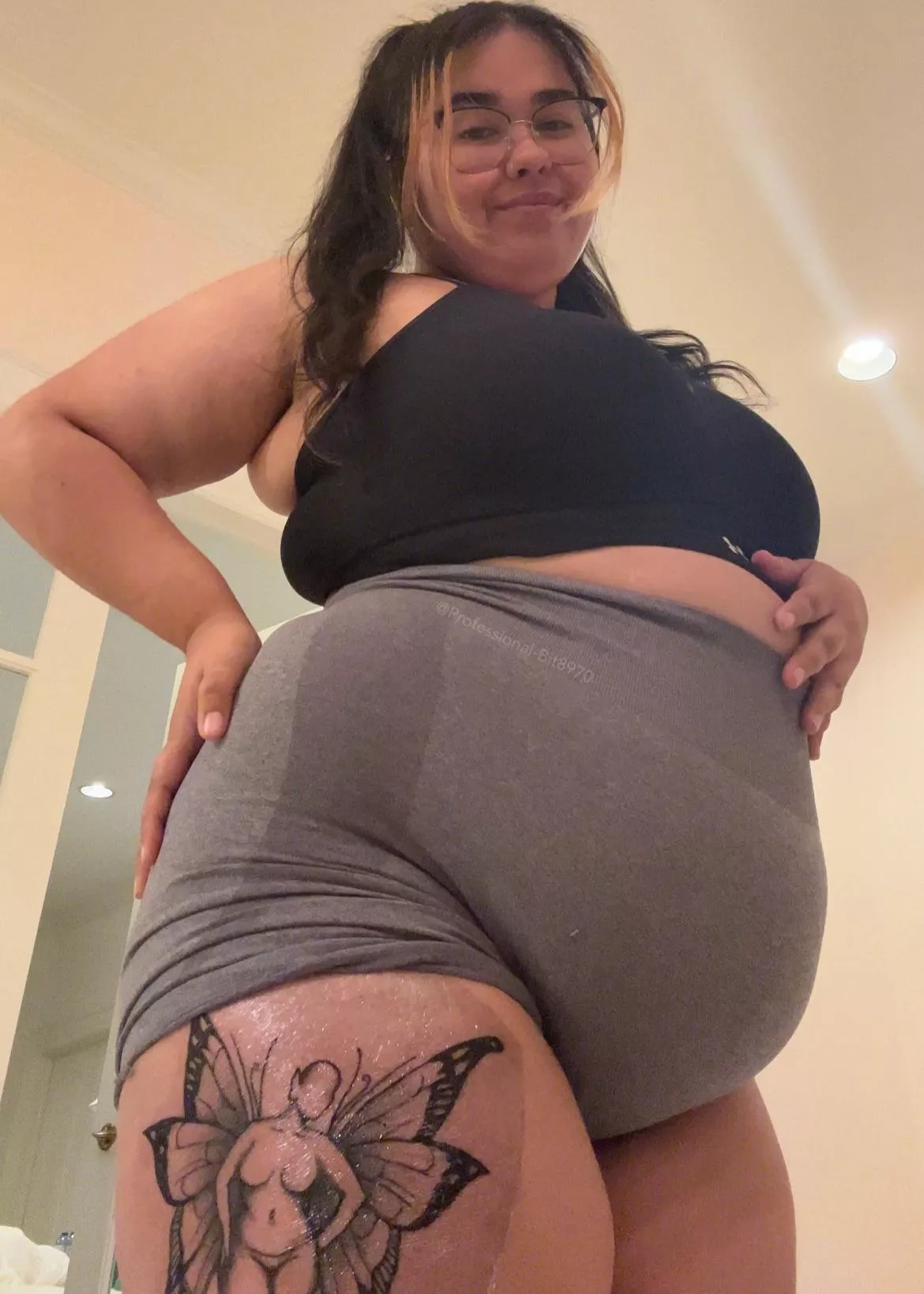 my belly enters the room before i do🐷