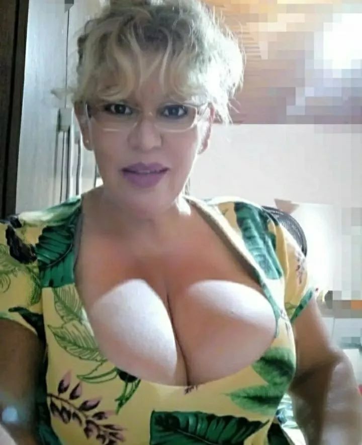 🎁 the incredible seductive power of girls with glasses.