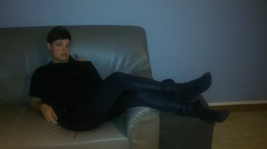 This milf loves other kitties [F38]