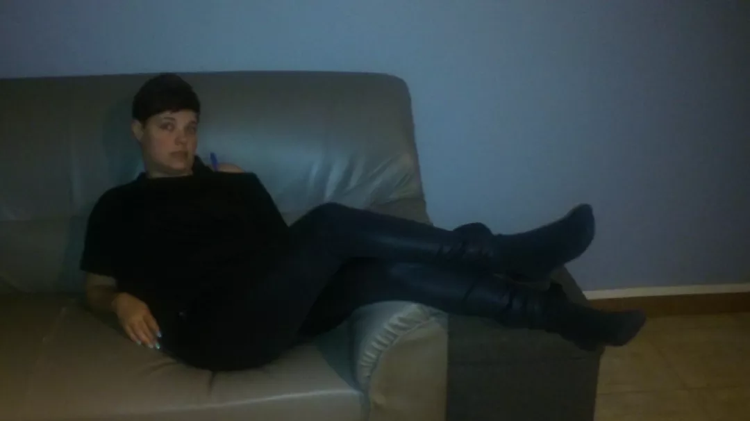 This milf loves other kitties [F38]