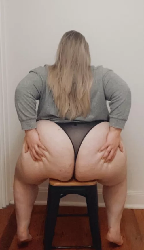 Those handprints tell you just how heavy this ass is 😮‍💨