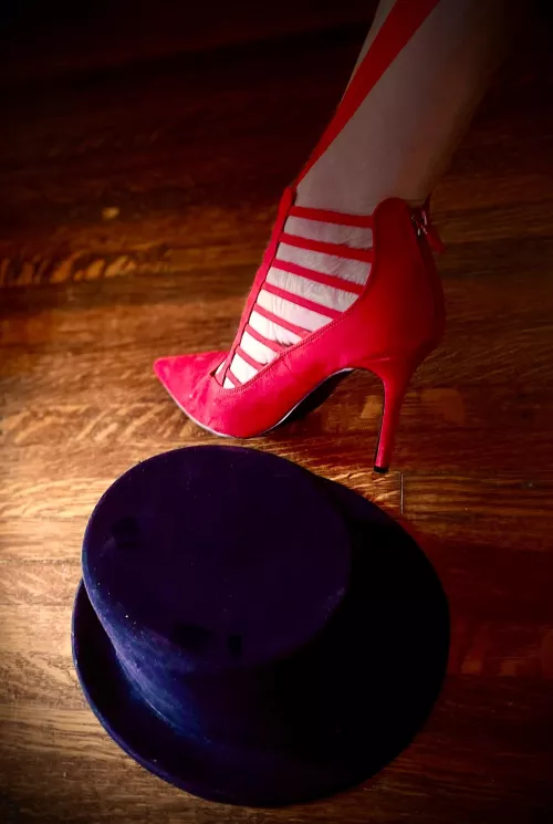 🎶You can leave your hat on…