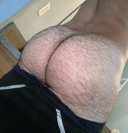 24 in shape DL bottom with a big furry bubble butt. 😏 DM me or add my kikk: ScottKar1