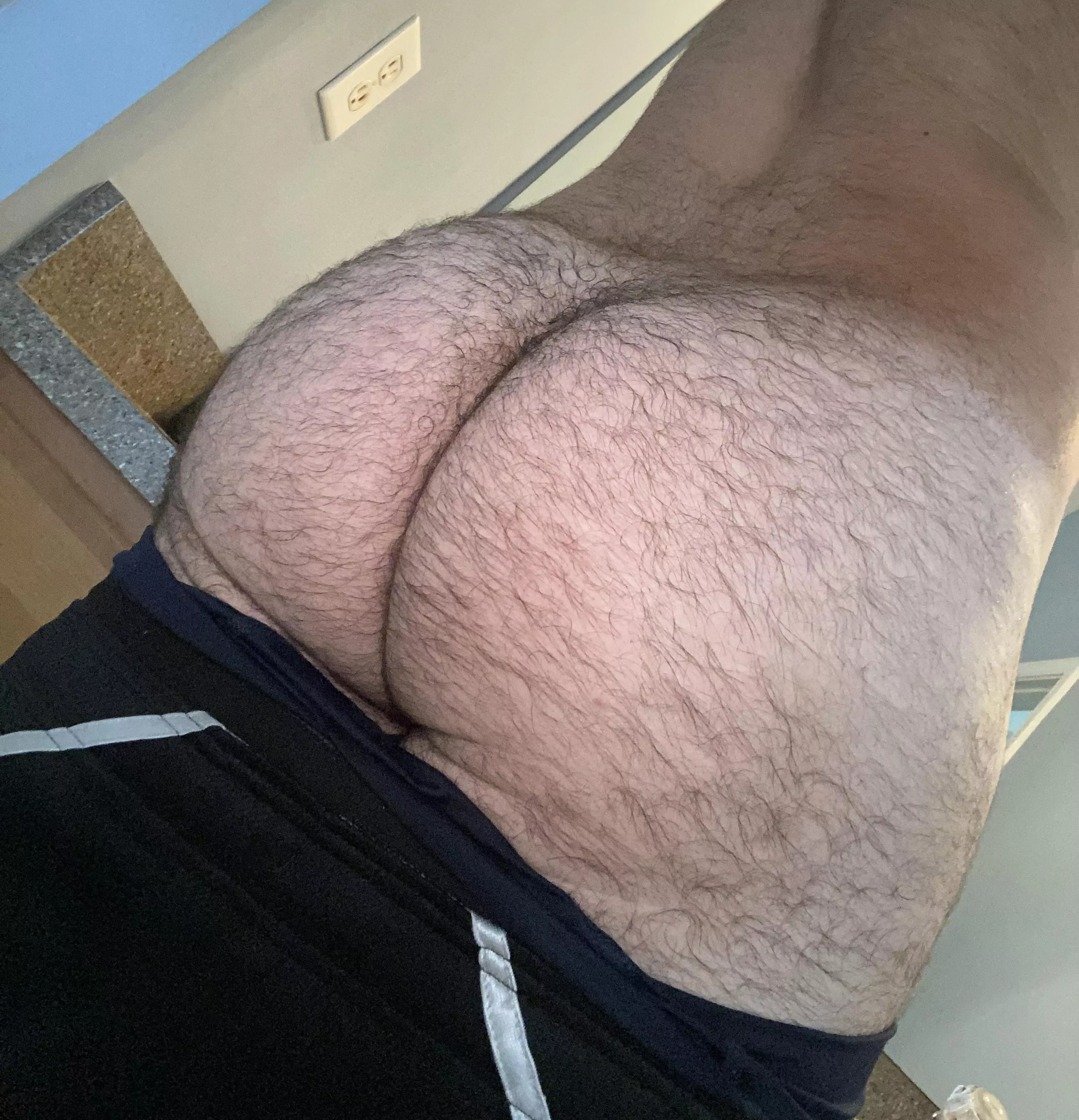 24 in shape DL bottom with a big furry bubble butt. 😏 DM me or add my kikk: ScottKar1