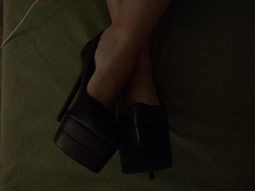 Chilling in black pumps