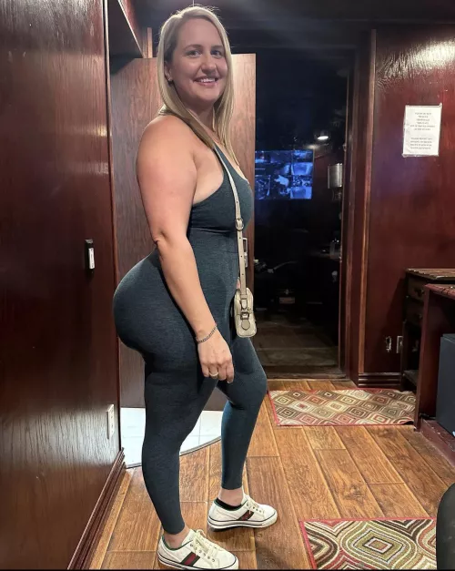 Mom bod + BBL = Nice