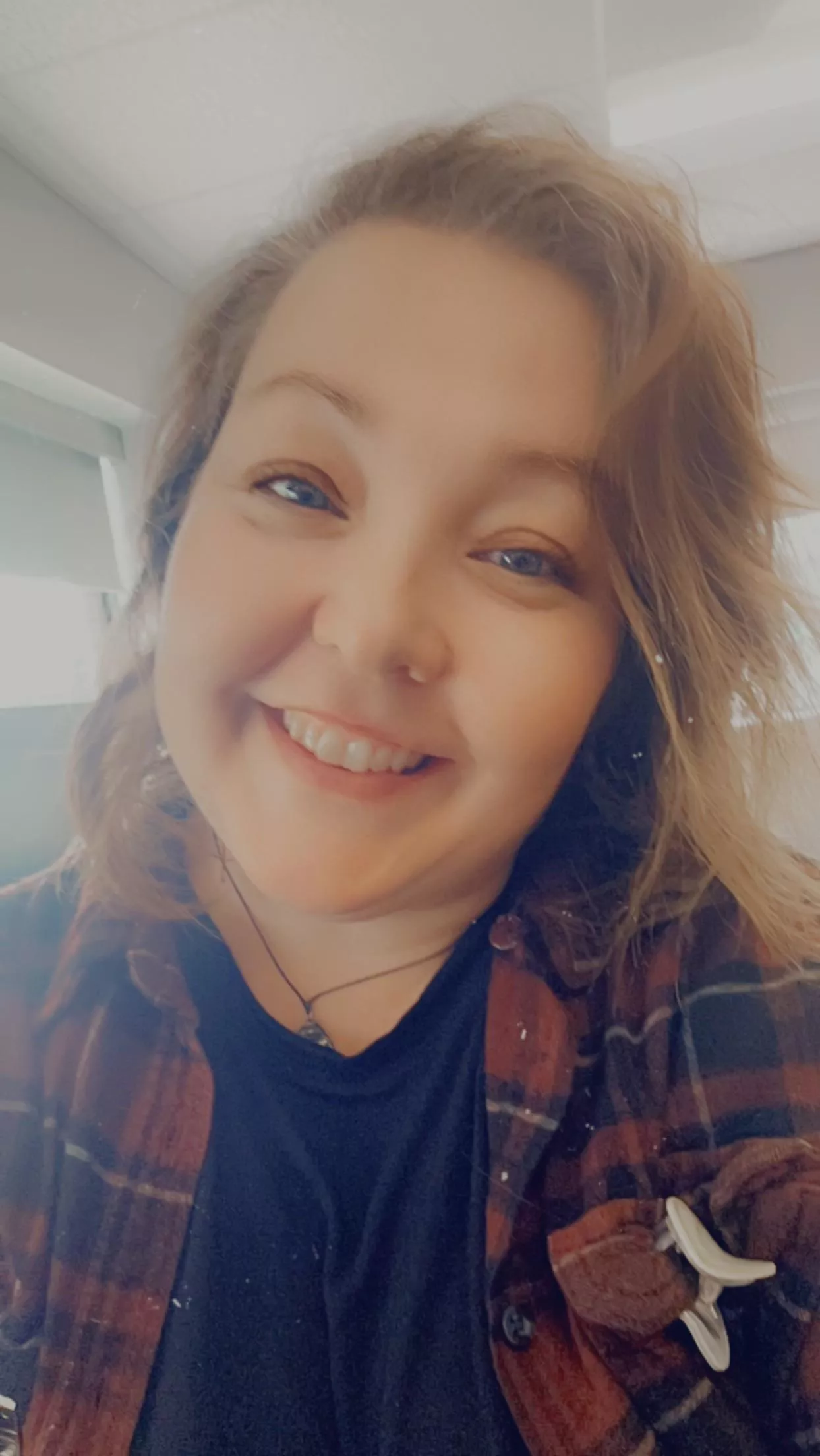 Monday vibes. No makeup and messy hair. 🫣