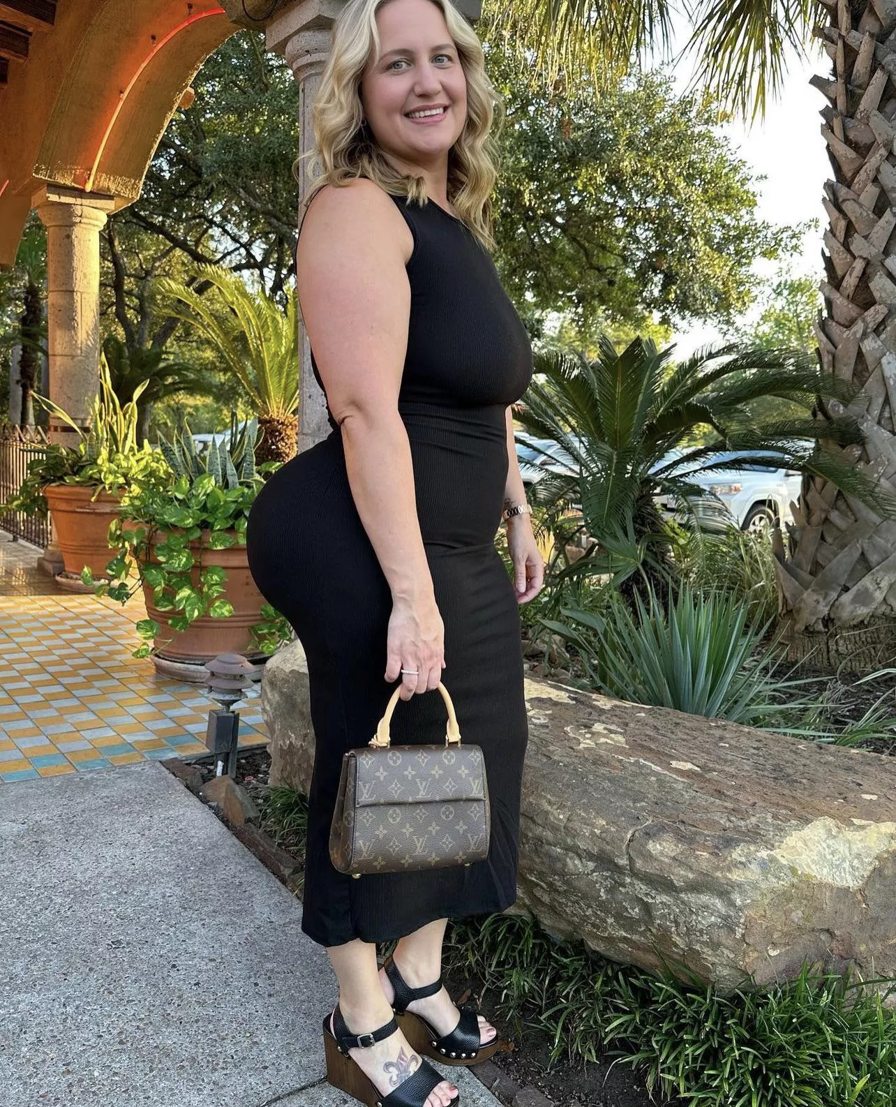 Suburban mom look with a BBL? I’ll take 2 please 😂