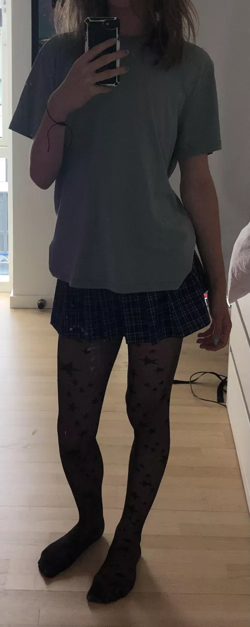 Finally got my first skirt, do i look good in it??